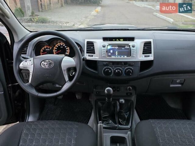 Чорний Тойота Хайлюкс, об'ємом двигуна 2.5 л та пробігом 259 тис. км за 17500 $, фото 25 на Automoto.ua
