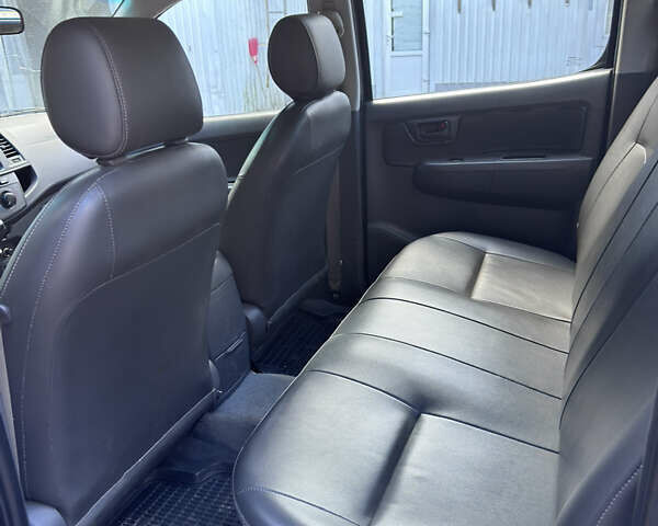 Чорний Тойота Хайлюкс, об'ємом двигуна 2.5 л та пробігом 172 тис. км за 16500 $, фото 3 на Automoto.ua