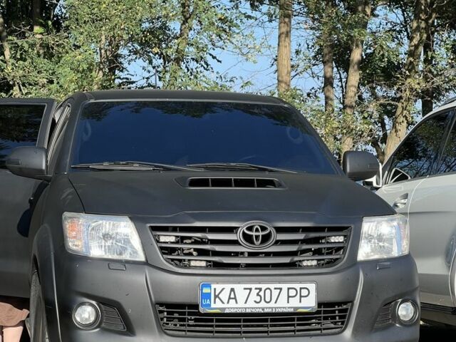 Черный Тойота Хайлюкс, объемом двигателя 2.5 л и пробегом 434 тыс. км за 10000 $, фото 1 на Automoto.ua