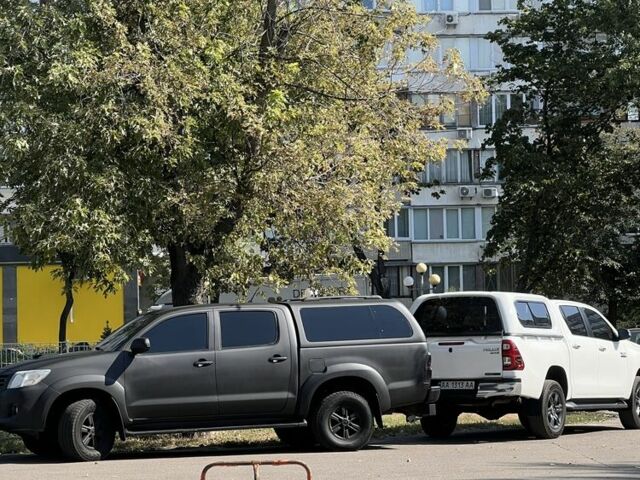 Черный Тойота Хайлюкс, объемом двигателя 2.5 л и пробегом 434 тыс. км за 10000 $, фото 2 на Automoto.ua