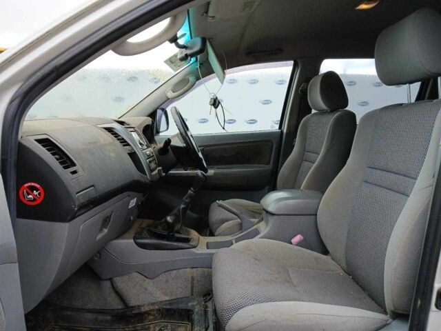 Чорний Тойота Хайлюкс, об'ємом двигуна 2.5 л та пробігом 105 тис. км за 10644 $, фото 5 на Automoto.ua