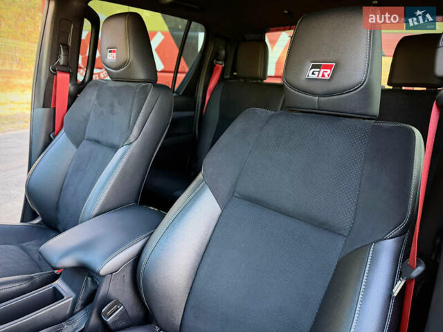 Черный Тойота Хайлюкс, объемом двигателя 2.76 л и пробегом 5 тыс. км за 64500 $, фото 51 на Automoto.ua