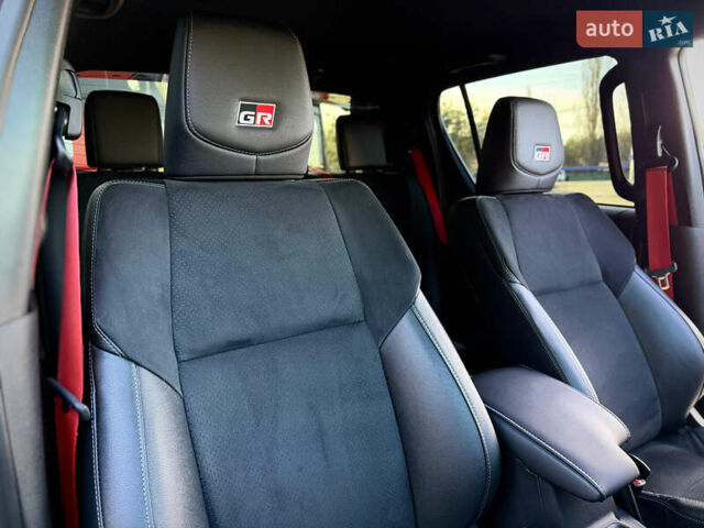 Черный Тойота Хайлюкс, объемом двигателя 2.76 л и пробегом 5 тыс. км за 64500 $, фото 53 на Automoto.ua