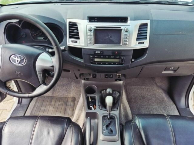 Черный Тойота Хайлюкс, объемом двигателя 2.5 л и пробегом 230 тыс. км за 2950 $, фото 6 на Automoto.ua