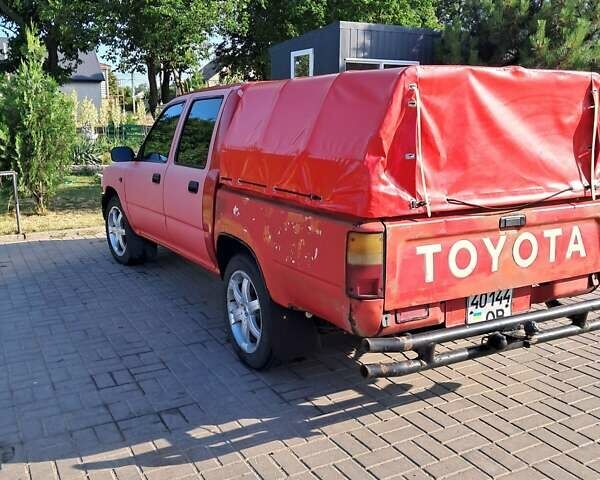 Красный Тойота Хайлюкс, объемом двигателя 2.4 л и пробегом 160 тыс. км за 5000 $, фото 2 на Automoto.ua