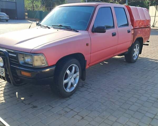 Красный Тойота Хайлюкс, объемом двигателя 2.4 л и пробегом 160 тыс. км за 5000 $, фото 1 на Automoto.ua