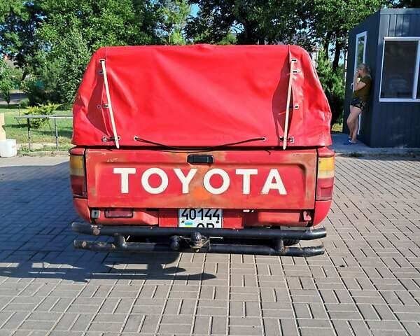 Красный Тойота Хайлюкс, объемом двигателя 2.4 л и пробегом 160 тыс. км за 5000 $, фото 3 на Automoto.ua