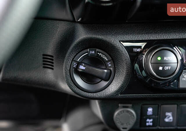 Червоний Тойота Хайлюкс, об'ємом двигуна 2.76 л та пробігом 2 тис. км за 56631 $, фото 34 на Automoto.ua