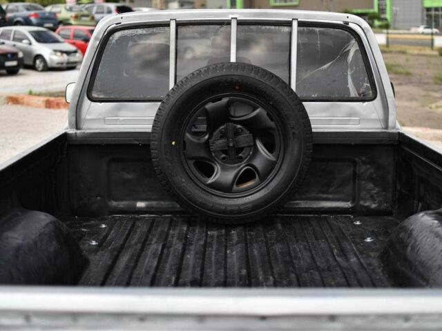 Тойота Хайлюкс 2005 в Кривом Роге на Automoto.ua Серый Тойота Хайлюкс, объемом двигателя 2.8 л и пробегом 439 тыс. км за 9999 $, фото 5 на Automoto.ua