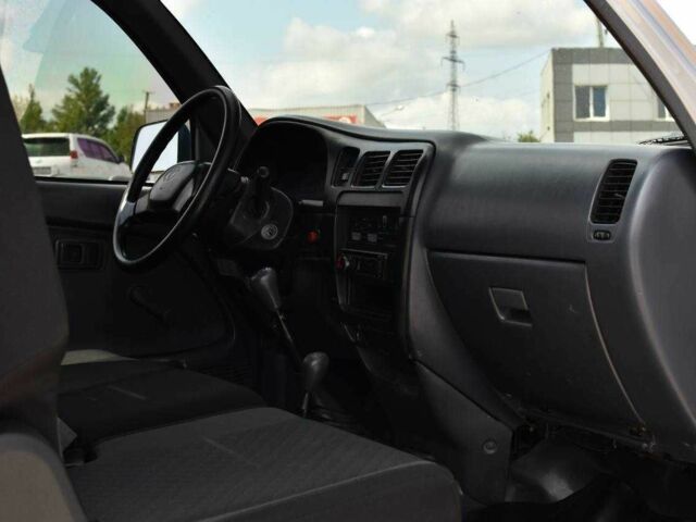 Тойота Хайлюкс 2005 в Кривом Роге на Automoto.ua Серый Тойота Хайлюкс, объемом двигателя 2.8 л и пробегом 439 тыс. км за 9999 $, фото 13 на Automoto.ua