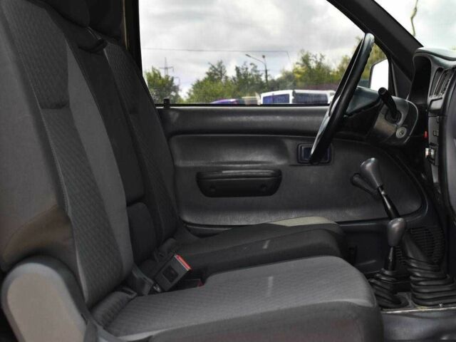 Тойота Хайлюкс 2005 в Кривом Роге на Automoto.ua Серый Тойота Хайлюкс, объемом двигателя 2.8 л и пробегом 439 тыс. км за 9999 $, фото 14 на Automoto.ua