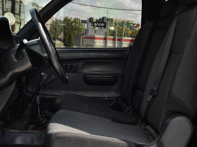 Тойота Хайлюкс 2005 в Кривом Роге на Automoto.ua Серый Тойота Хайлюкс, объемом двигателя 2.8 л и пробегом 439 тыс. км за 9999 $, фото 11 на Automoto.ua