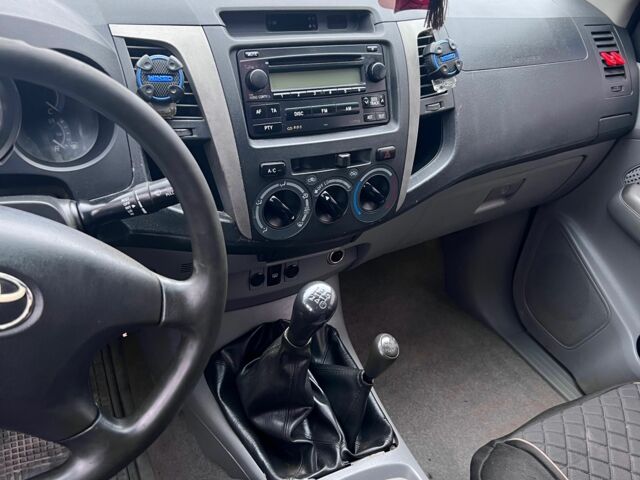 Серый Тойота Хайлюкс, объемом двигателя 2.5 л и пробегом 350 тыс. км за 10300 $, фото 9 на Automoto.ua