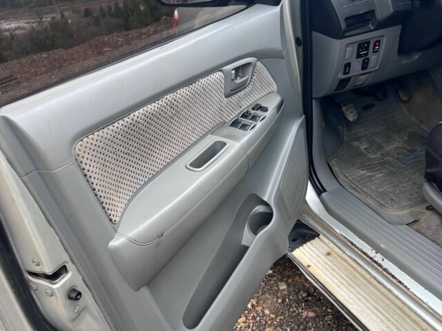 Серый Тойота Хайлюкс, объемом двигателя 2.5 л и пробегом 350 тыс. км за 10300 $, фото 10 на Automoto.ua