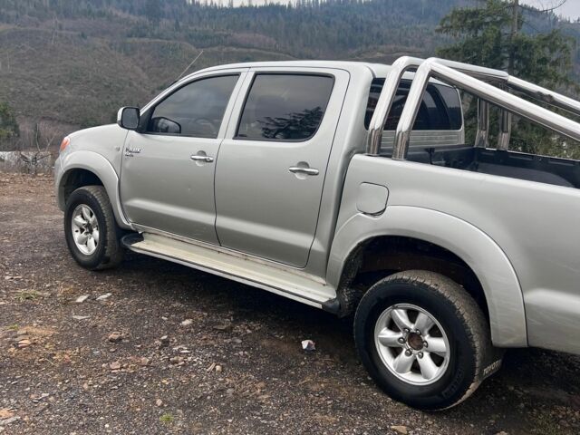 Серый Тойота Хайлюкс, объемом двигателя 2.5 л и пробегом 350 тыс. км за 10300 $, фото 2 на Automoto.ua