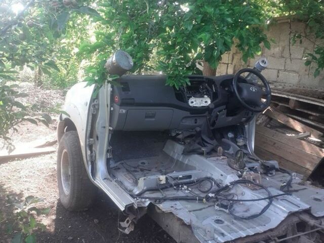 Серый Тойота Хайлюкс, объемом двигателя 2.5 л и пробегом 200 тыс. км за 3500 $, фото 3 на Automoto.ua