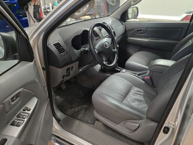 Серый Тойота Хайлюкс, объемом двигателя 3 л и пробегом 215 тыс. км за 4200 $, фото 6 на Automoto.ua