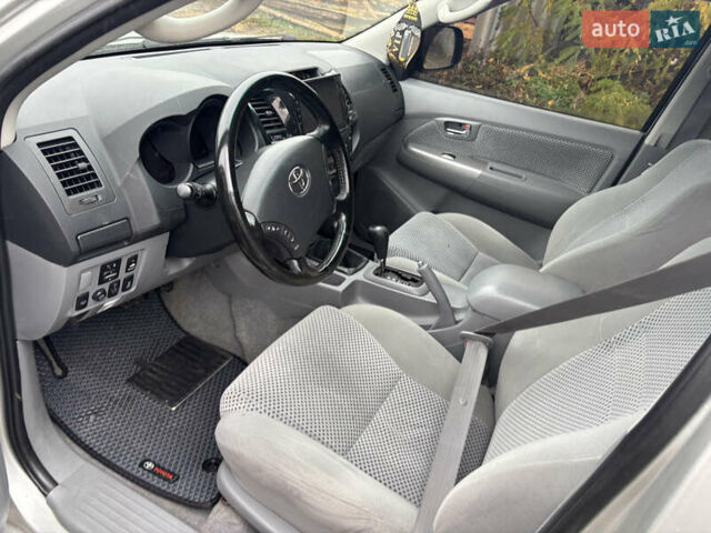 Сірий Тойота Хайлюкс, об'ємом двигуна 3 л та пробігом 313 тис. км за 17500 $, фото 12 на Automoto.ua