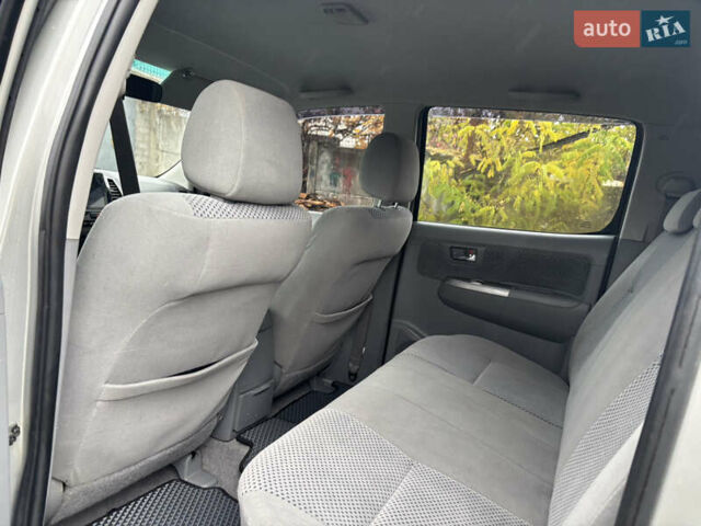 Сірий Тойота Хайлюкс, об'ємом двигуна 3 л та пробігом 313 тис. км за 17500 $, фото 16 на Automoto.ua