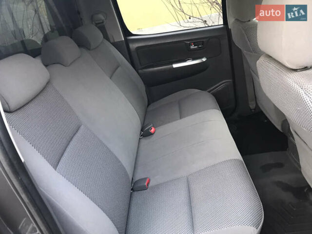 Сірий Тойота Хайлюкс, об'ємом двигуна 2.5 л та пробігом 181 тис. км за 18500 $, фото 13 на Automoto.ua