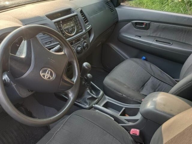 Сірий Тойота Хайлюкс, об'ємом двигуна 2.5 л та пробігом 260 тис. км за 17000 $, фото 3 на Automoto.ua