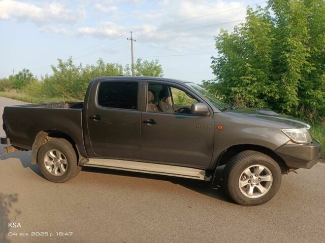 Сірий Тойота Хайлюкс, об'ємом двигуна 2.5 л та пробігом 260 тис. км за 17000 $, фото 2 на Automoto.ua