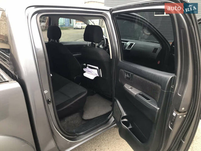 Серый Тойота Хайлюкс, объемом двигателя 2.49 л и пробегом 263 тыс. км за 22000 $, фото 5 на Automoto.ua
