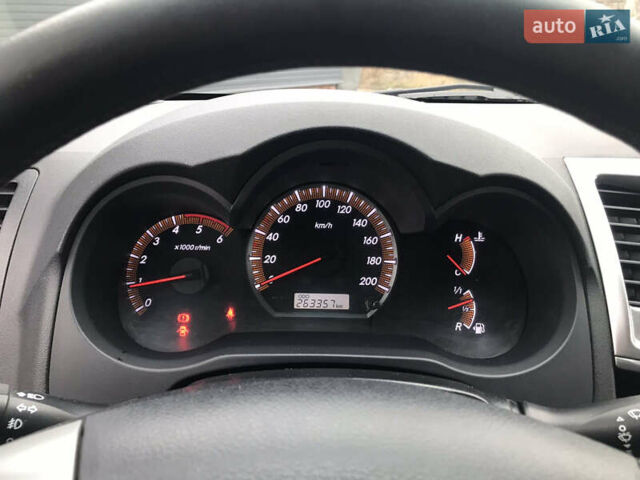 Серый Тойота Хайлюкс, объемом двигателя 2.49 л и пробегом 263 тыс. км за 22000 $, фото 2 на Automoto.ua
