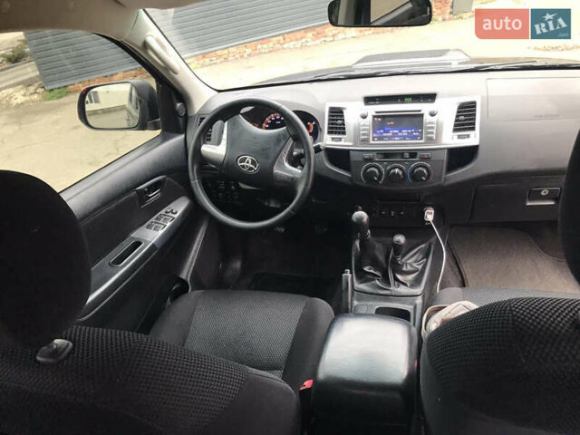 Серый Тойота Хайлюкс, объемом двигателя 2.49 л и пробегом 263 тыс. км за 22000 $, фото 3 на Automoto.ua