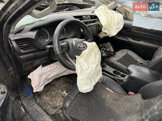 Серый Тойота Хайлюкс, объемом двигателя 2.4 л и пробегом 150 тыс. км за 10500 $, фото 4 на Automoto.ua