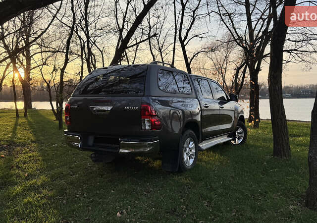 Серый Тойота Хайлюкс, объемом двигателя 2.4 л и пробегом 187 тыс. км за 25000 $, фото 4 на Automoto.ua