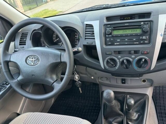 Синий Тойота Хайлюкс, объемом двигателя 2.5 л и пробегом 253 тыс. км за 3700 $, фото 6 на Automoto.ua