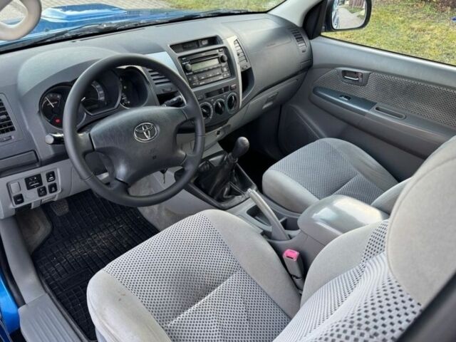 Синий Тойота Хайлюкс, объемом двигателя 2.5 л и пробегом 253 тыс. км за 3700 $, фото 5 на Automoto.ua