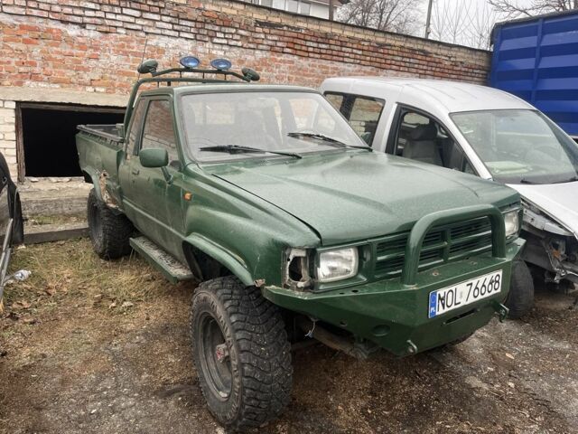 Зеленый Тойота Хайлюкс, объемом двигателя 2.4 л и пробегом 300 тыс. км за 2500 $, фото 1 на Automoto.ua