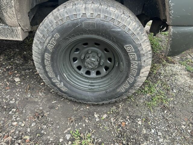 Зеленый Тойота Хайлюкс, объемом двигателя 3 л и пробегом 250 тыс. км за 6300 $, фото 4 на Automoto.ua