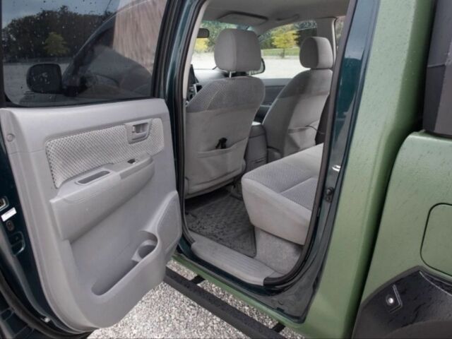 Зеленый Тойота Хайлюкс, объемом двигателя 2.5 л и пробегом 265 тыс. км за 4713 $, фото 7 на Automoto.ua