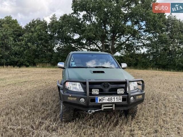 Зеленый Тойота Хайлюкс, объемом двигателя 2.5 л и пробегом 273 тыс. км за 3300 $, фото 1 на Automoto.ua