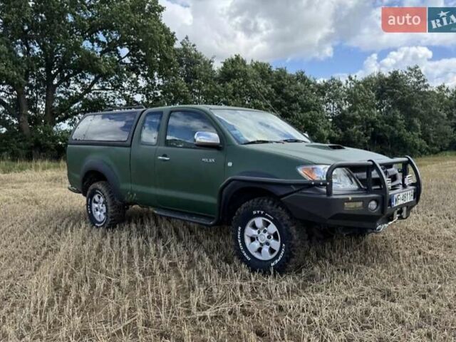 Зеленый Тойота Хайлюкс, объемом двигателя 2.5 л и пробегом 273 тыс. км за 3300 $, фото 2 на Automoto.ua