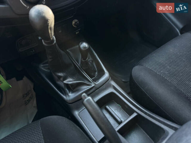 Зелений Тойота Хайлюкс, об'ємом двигуна 2.5 л та пробігом 349 тис. км за 17900 $, фото 16 на Automoto.ua