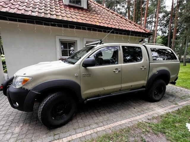 Зеленый Тойота Хайлюкс, объемом двигателя 3 л и пробегом 210 тыс. км за 3200 $, фото 1 на Automoto.ua