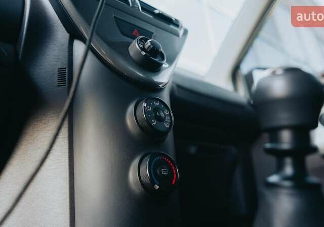 Черный Тойота АйКью, объемом двигателя 1 л и пробегом 34 тыс. км за 6000 $, фото 20 на Automoto.ua