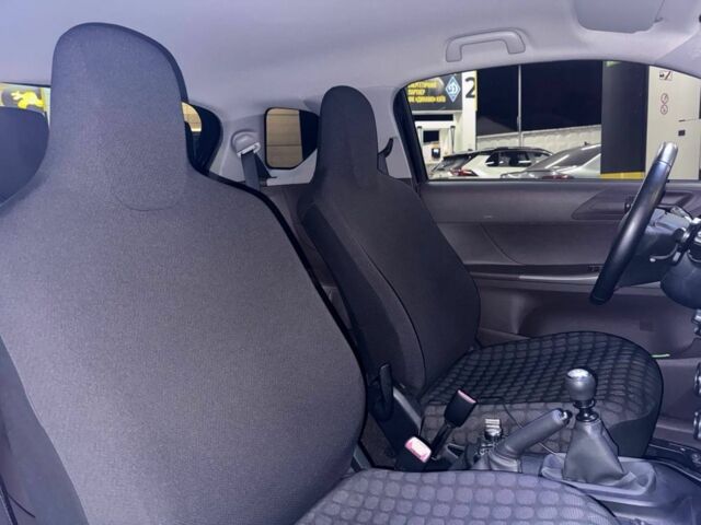 Черный Тойота АйКью, объемом двигателя 1 л и пробегом 34 тыс. км за 6036 $, фото 11 на Automoto.ua