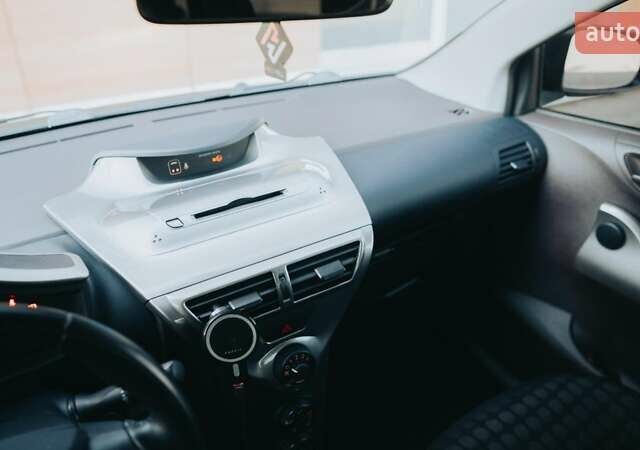 Черный Тойота АйКью, объемом двигателя 1 л и пробегом 34 тыс. км за 6000 $, фото 30 на Automoto.ua