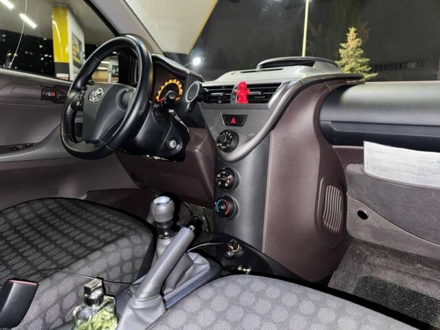 Черный Тойота АйКью, объемом двигателя 1 л и пробегом 34 тыс. км за 6036 $, фото 10 на Automoto.ua