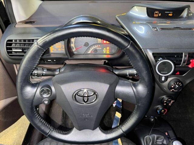 Черный Тойота АйКью, объемом двигателя 1 л и пробегом 34 тыс. км за 6036 $, фото 8 на Automoto.ua