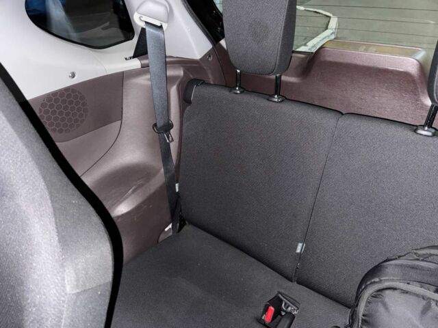 Черный Тойота АйКью, объемом двигателя 1 л и пробегом 34 тыс. км за 6036 $, фото 17 на Automoto.ua