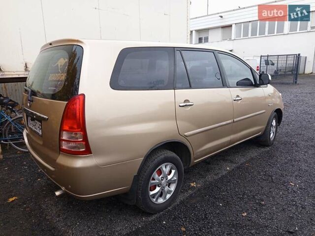 Бежевый Тойота Инова, объемом двигателя 2.7 л и пробегом 300 тыс. км за 7500 $, фото 3 на Automoto.ua