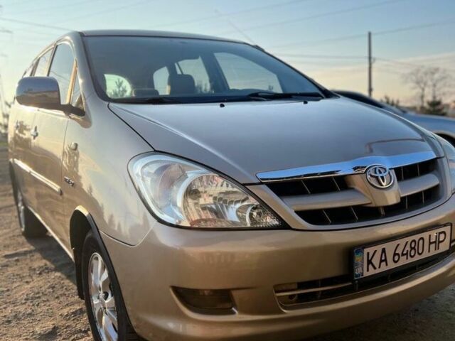 Бежевый Тойота Инова, объемом двигателя 2.7 л и пробегом 300 тыс. км за 6200 $, фото 1 на Automoto.ua