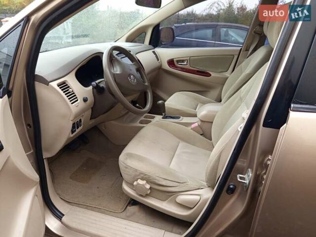 Бежевый Тойота Инова, объемом двигателя 2.7 л и пробегом 300 тыс. км за 7500 $, фото 8 на Automoto.ua