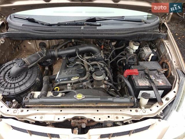 Бежевый Тойота Инова, объемом двигателя 2.7 л и пробегом 300 тыс. км за 7500 $, фото 1 на Automoto.ua